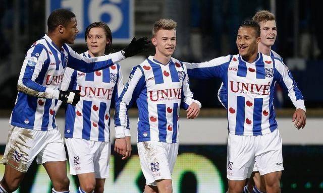 假手递手 假手递手